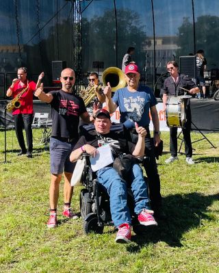 Glosa Ládi Angeloviče: Den pro Vlčí mák (@uvnpraha Střešovice) 👉 Včera jsme si užili Den pro Vlčí mák v @uvnpraha...