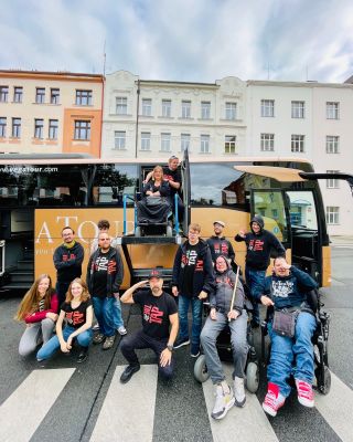 👉 Startujem do Olomóca 🚀🚀🚀. 🔹 @ladaangelovic má velice citlivý čich a už teď preventivně zacpává 👃. 👉 Čekáme vás v 17:00...